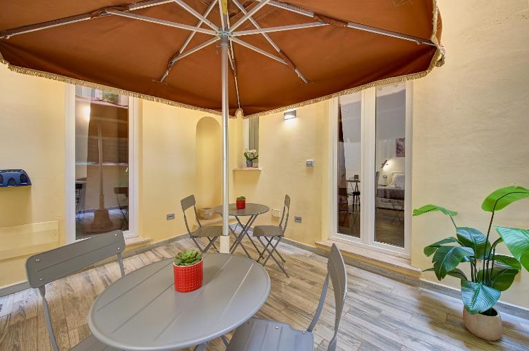 Domus Capitolina Campo De' Fiori Connected Roman Homes with Private Patio - B&B Roma