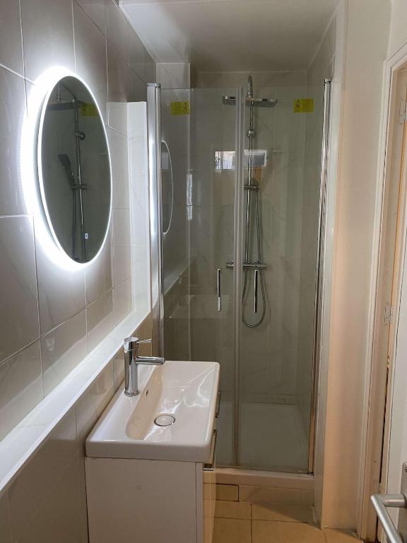 Studio calme et paisible situé à 20 minutes du métro de l Opéra - B&B La Courneuve