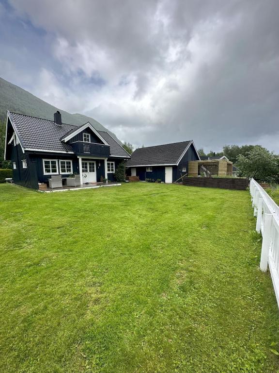 Scenic Private House Surrounded by Nature - Ferienwohnung Sæbø