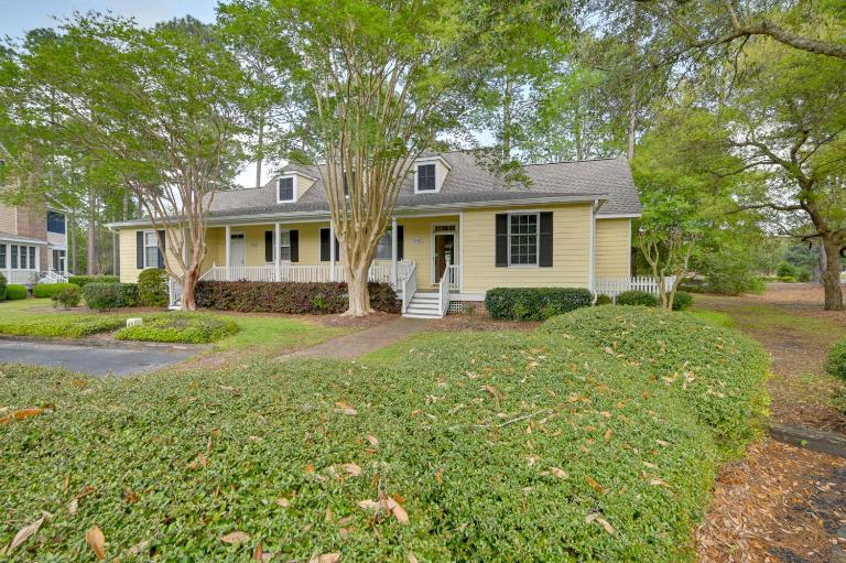 Cottage w/ Deck & Pool Access ~ 6 Mi to Beach - Bed and Breakfast Myrtle Beach