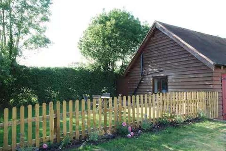 The Chalet is pet friendly on a farm near Malvern - B&B Welland