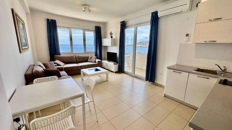 White Sea View Residence - Bed and Breakfast Sarandë