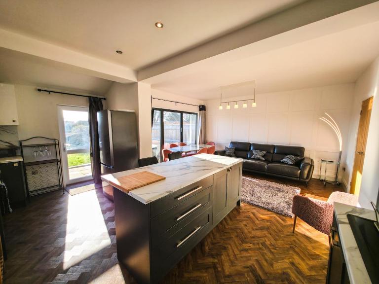 Grimsby Road 3bed , Ideal for Contractors , Ample Parking - Chambres d'hôtes Cleethorpes