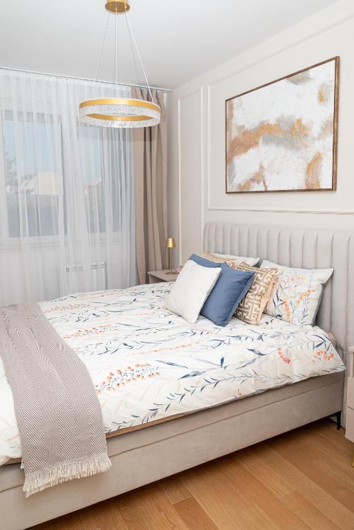 Elegant Downtown Apartment with Private Parking - B&B Novi Sad