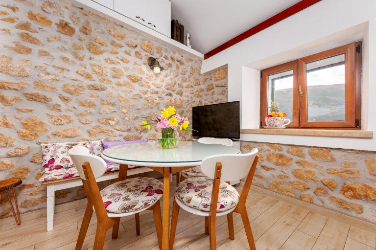 Story Stone House - Bed and Breakfast Slivno