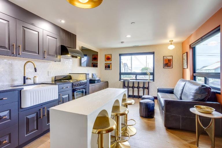 The Armstrong at The Louie Boutique Motel, Walk to Everything! Dog Friendly! - Ferienwohnung Newport (Oregon)