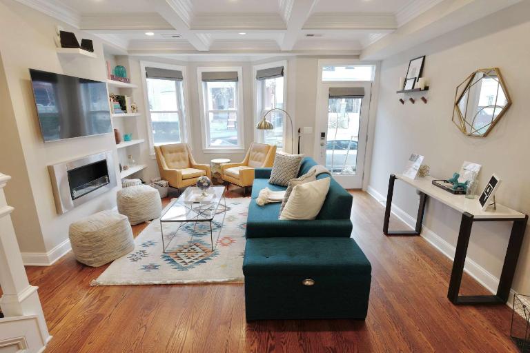Stroll to The Hip Strip From Shaw Basement Suite - B&B Washington