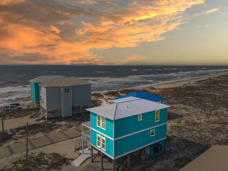 White Sand Beachfront Paradise - B&B Gulf Shores