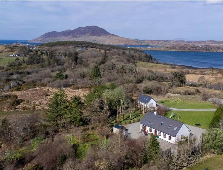 Red Deer Cottage near Connemara National Park in Letterfrack - B&B Letterfrack
