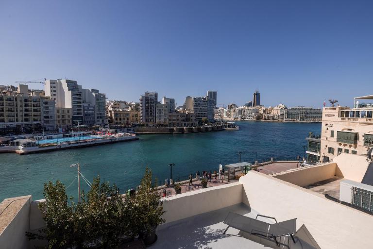 Seafront 3-Bed Palazzino with Jacuzzi, Heart of Balluta - Ferienwohnung Sliema