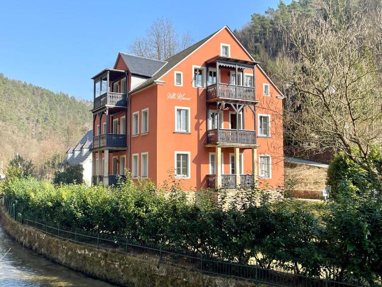 Villa Monsei - das Herzstück in Bad Schandau, top Lage, modern, mit Parkplatz! - B&B Bad Schandau