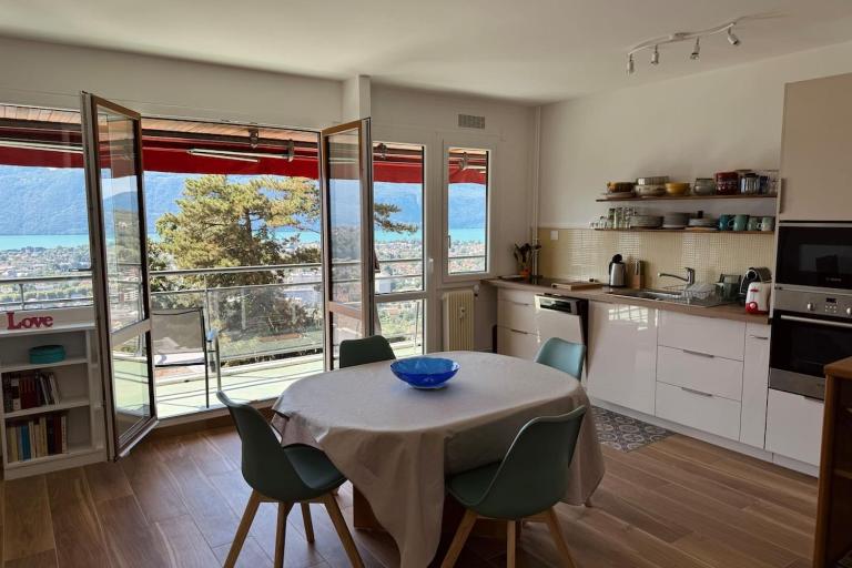 Bright 50m apartment with magnificent lake view - B&B Aix-les-Bains