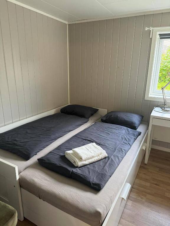 Room with shared kitchen and bathroom nr 2 - B&B Tromsø