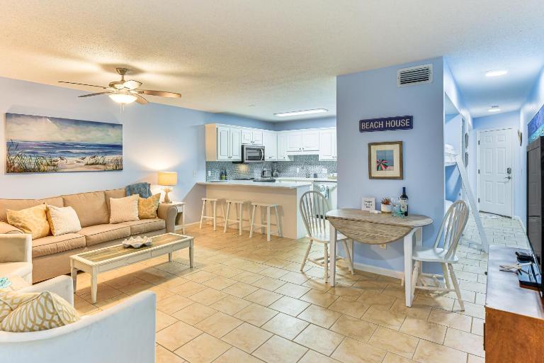 Walk to Pool & Beach: PCB Resort Getaway w/ Porch - Chambres d'hôtes Panama City Beach