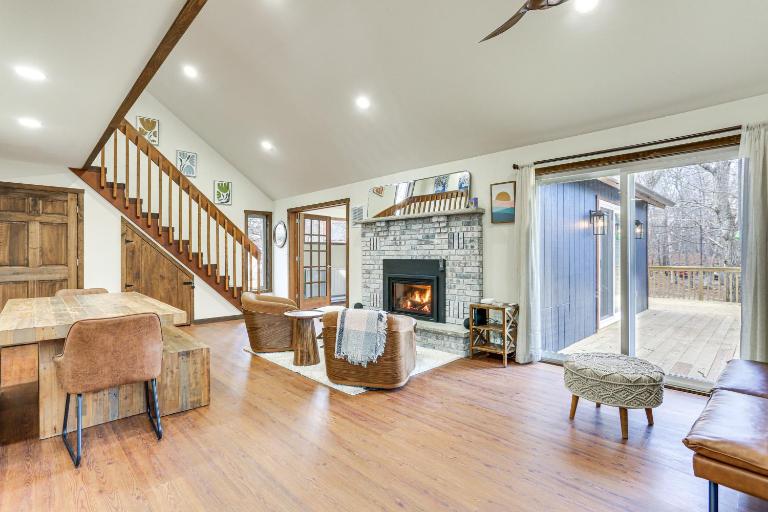 Pocono Mountain Family Home w/ Deck + Grill - Chambres d'hôtes Saw Creek