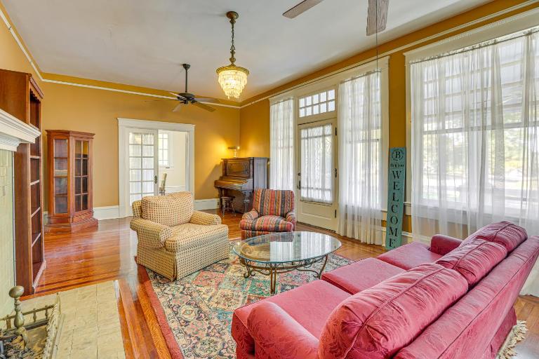 1 Mi to Dtwn Meridian: Historic Home w/ Porch! - B&B Meridian