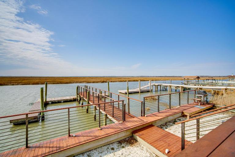 2 Mi to Stone Harbor Beach: Lovely Bayfront Home - Bed and Breakfast Cape May Court House