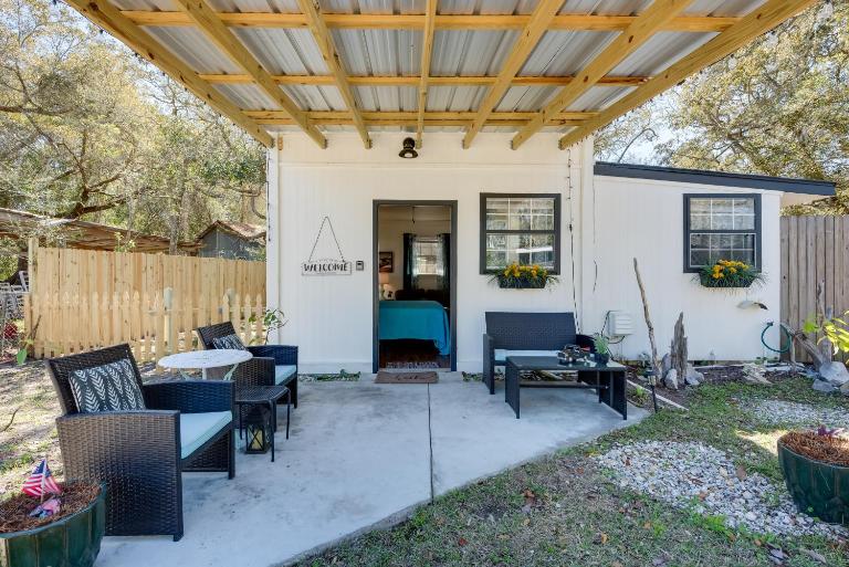 6 Mi to St George Island: Cozy Gulf Coast Retreat! - Bed and Breakfast Eastpoint