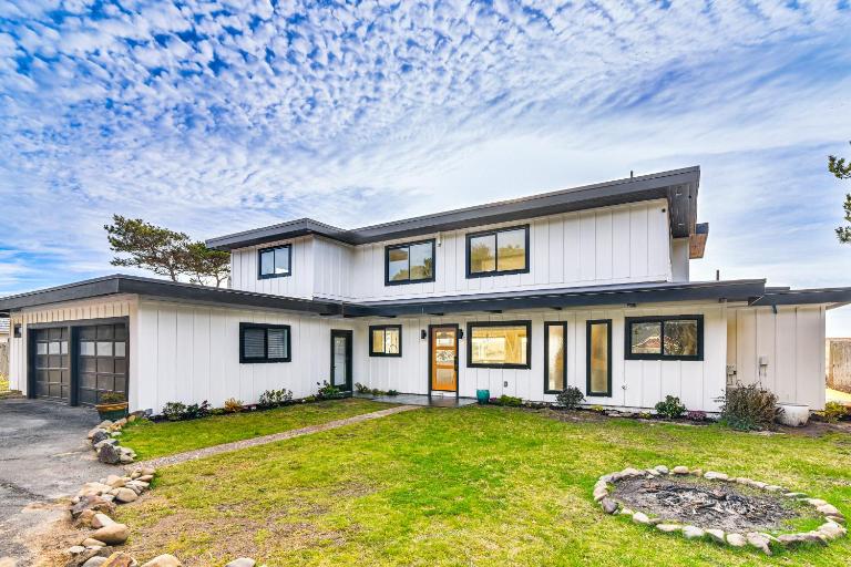 3-Acre Oceanfront Home: Game Room & Fire Pit! - B&B Warrenton