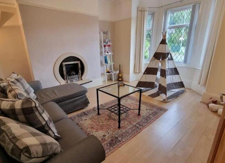 Near city centre sleeps 11, 4-spacious Bed rooms,2-Lounges 2-toilets 1-kitchen ideal Familys&Groups - B&B Manchester