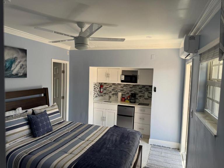Blue Sky Guest Room - B&B Pompano Beach