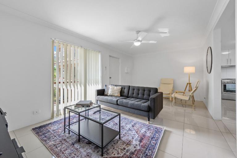 Spacious 2BR Near Gabba & Hospitals with Parking - B&B Brisbane