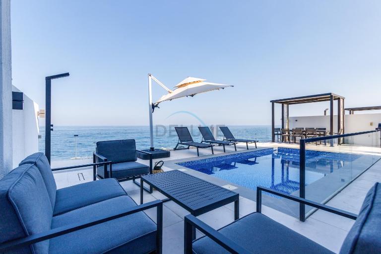 Overlooking Pool, Mountain and Sea 6BR Villa with Two Assistant Room, Heated Pool, BBQ Area, Al Dana Island, Fujairah by Deluxe Holiday Homes - B&B Fujairah
