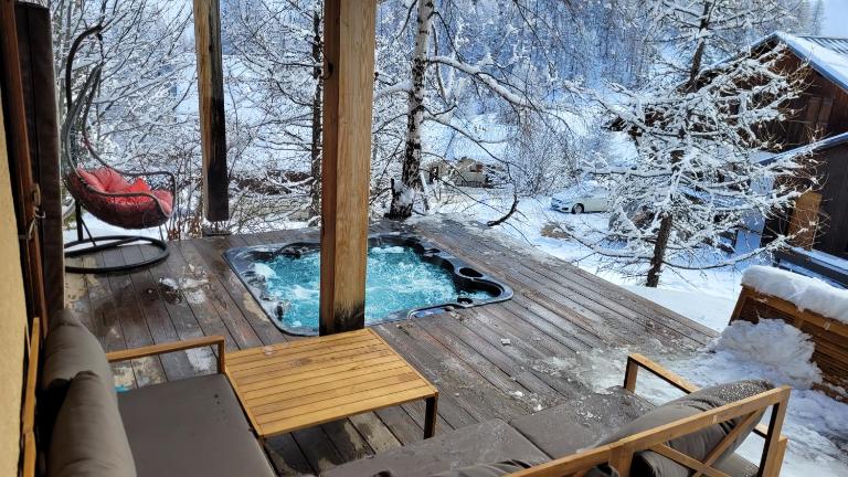 Ski-in/Ski-out Chalet, Quiet Location, and Jacuzzi - B&B Vars