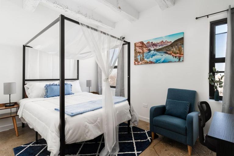 Elegant Style Loft Montrose Beach Rooftop WFH Gym - B&B Chicago