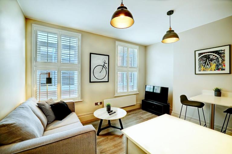 Apt 4, 10 Kingsway in a stylish Georgian Building - B&B Altrincham
