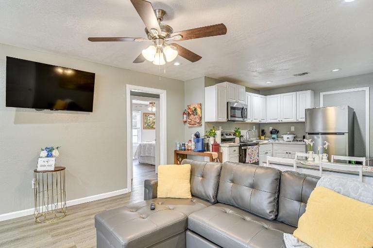 Breezy Tampa Home w/ Yard: Perfect for Long Stays - Bed and Breakfast Tampa
