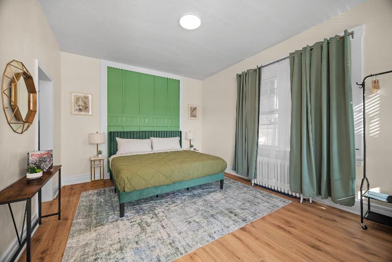 Charming Studio with Sun Room Sleeps 4 - B&B Pittsburgh