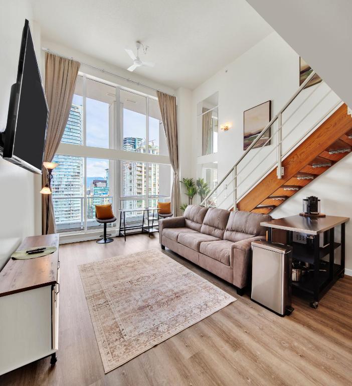 Two-Story Loft with a High-rises view and Rooftop Deck - Bed and Breakfast Vancouver