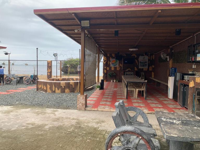 AQC Private Beach House - Bed and Breakfast Bolinao