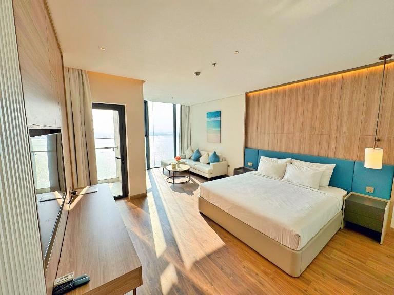 Alacarte condo - right on beach - high floor - B&B Hạ Long