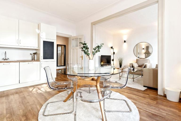 Stylish 2-Bed Apartment in Gare, Near Cafes & Shop - Bed and Breakfast Luxemburg