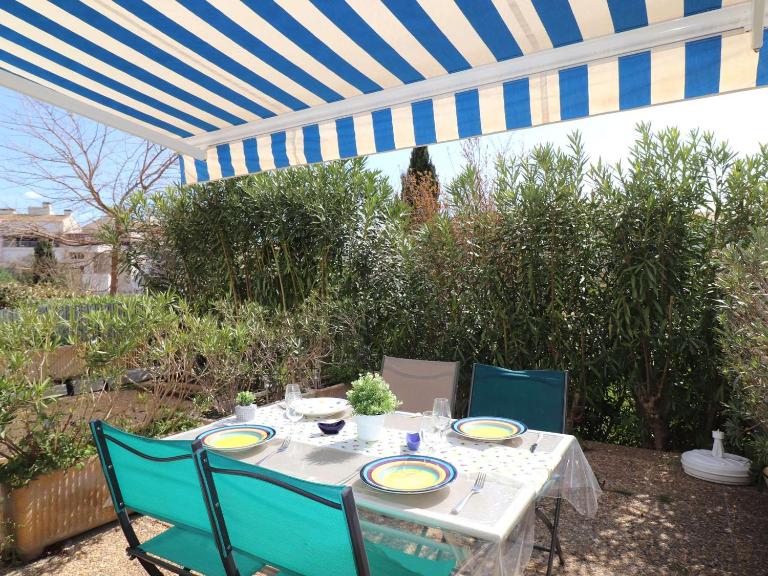 Studio Cabine 4 pers RDC avec Piscines, Terrasse, Proche Mer et Commerces - FR-1-307-36 - Chambres d'hôtes Le Grau-du-Roi