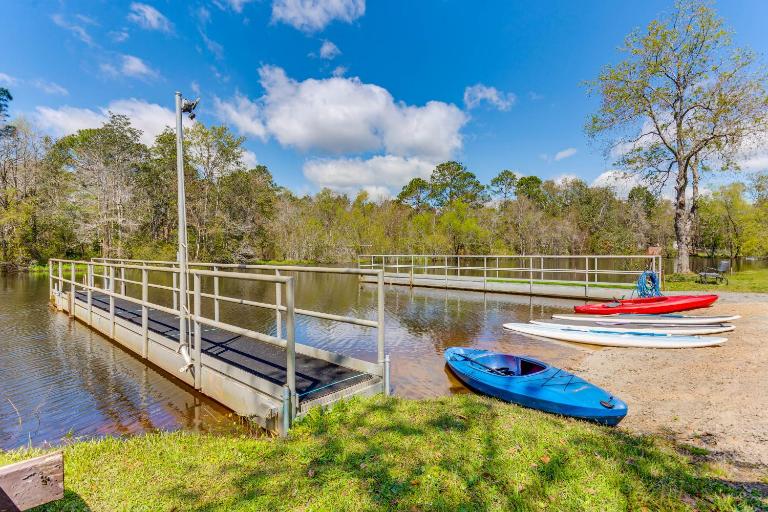 Fire Pit & On-Site Fishing! Pensacola Family Home - Ferienwohnung Pensacola