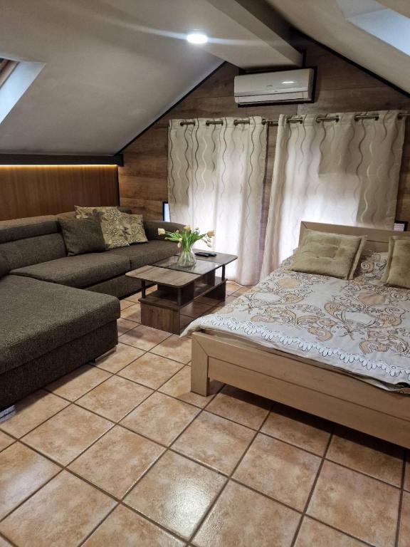 Guest House Maja - Bed and Breakfast Novi Sad