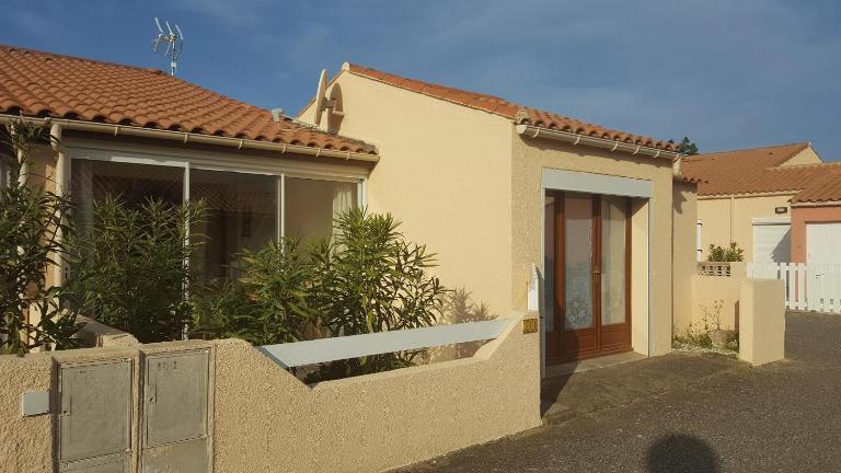 Les Mers du Sud, 4 personnes, vélos, piscine, climatisation, plage à 120m - B&B Gruissan