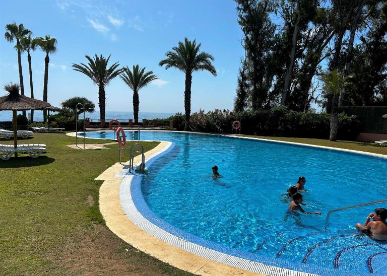 Apto con salida directa a la Playa, Piscinas, y rodeado de Naturaleza - Chambres d'hôtes Manilva