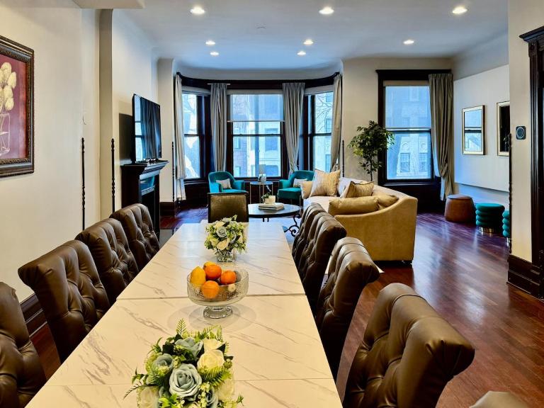 Spectacular Gilded Age 6 Bedroom Gold Coast Mansion with Deck - Chambres d'hôtes Chicago