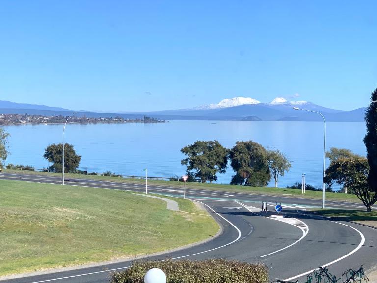 Stunning Views - Spa, Sauna and Lake Views - B&B Taupo