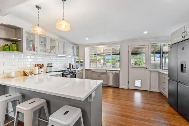 Beach House with Fire Pit and Pizza Oven - Bed and Breakfast Bealiba