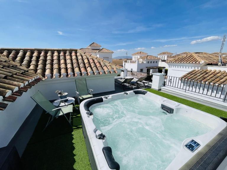 La Torre Golf 3-Bed Villa- Heated Pool and Hot Tub - Bed and Breakfast Las Armeras