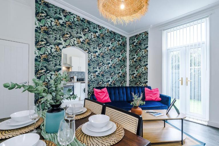 #17 Walk to Anfield Stylish House - for 12- Perfect for contractors and families - free street parking - B&B Liverpool