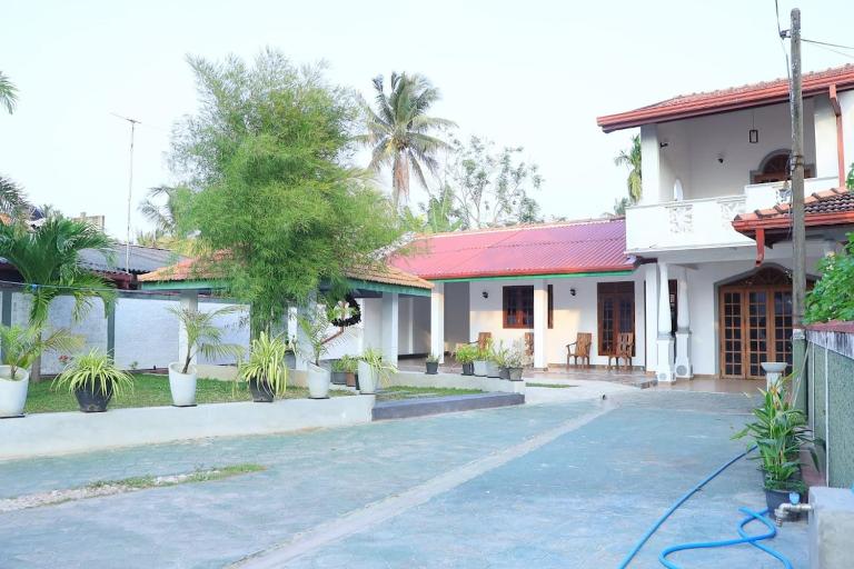 Tropical Annexe at Costa's Villa, Entire House - B&B Kepungoda