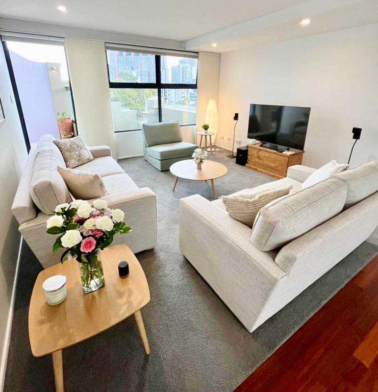 Luxe 2BR 2 Bath with Terrace, secure Parking, 200m from Sydney Metro - B&B Sydney