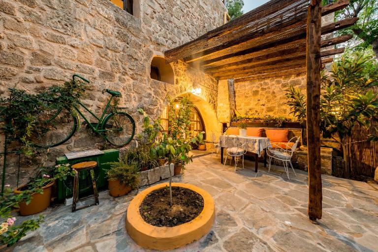 Secret Garden - Old Town - Ground Floor Apt - B&B Rodi