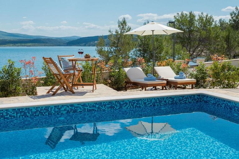 Seafront Villa Noah with heated pool - Ferienwohnung Pridraga